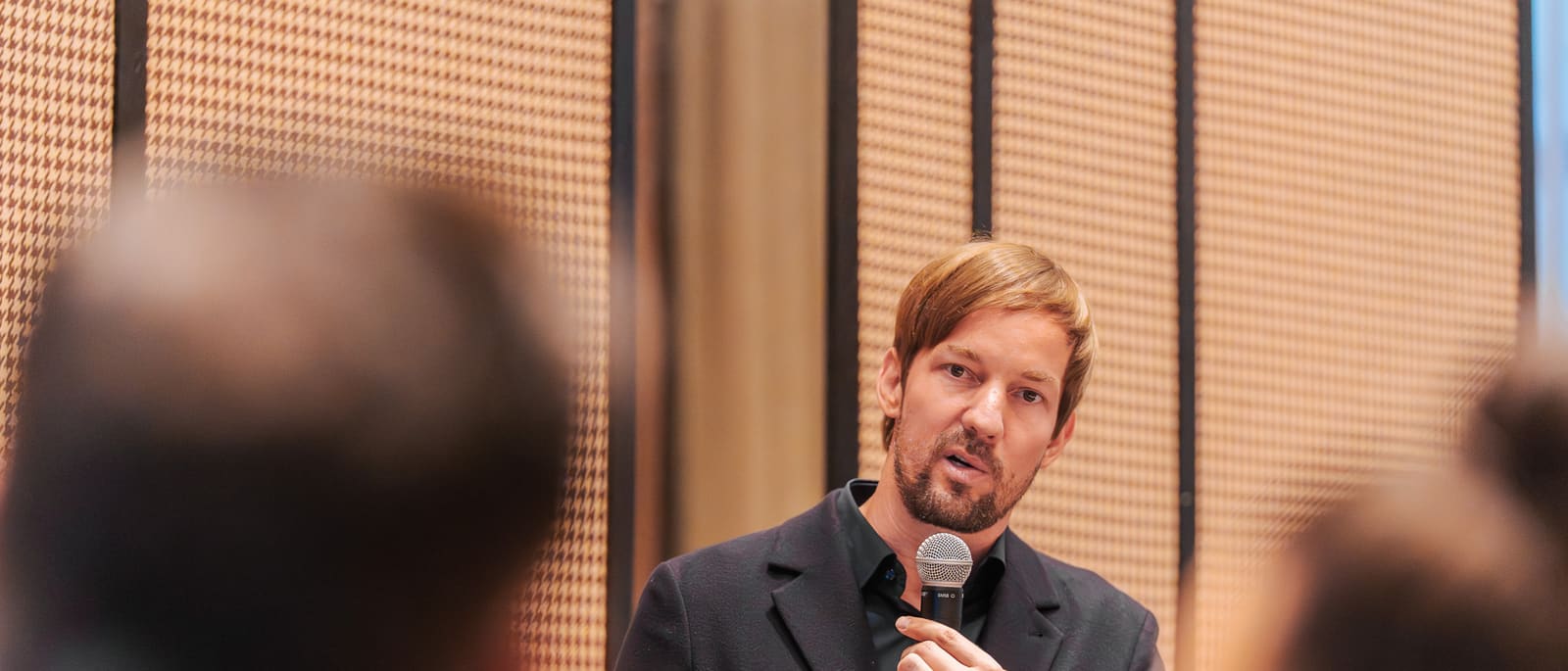 Speaker addressing a corporate dinner in South Florida, photographed by Lunna Agency